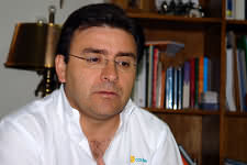 Mario Olavarria en su oficina