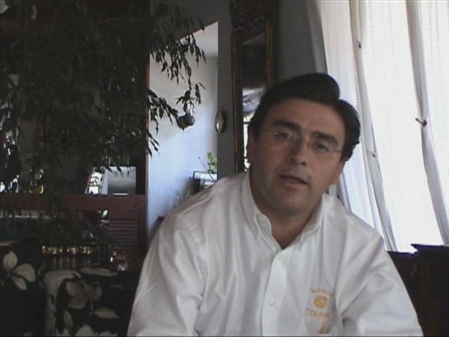 Mario Olavarria en su oficina