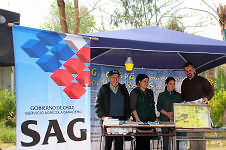 El Gobernador Provincial, Isidoro Guitlitz junto a personal del SAG el s&aacute;bado pasado en Chacabuco. Foto de Kiko Ben&iacute;tez.