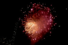 Fuegos artificiales en Colina. Foto: Kiko Ben&iacute;tez. 