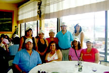 Alcalde Olavarría con vecinos en Cartagena. Foto:I. Municipalidad de Colina 