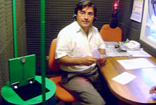 el Alcalde Mario Olavarría en la emisora local. Foto: www.colina.cl