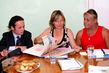 En la foto de Mideplan, Nicolás Pavez, Gobernador de Chacabuco; la ministra de Planificación, Paula Quintana; y Felipe González, Concejal de Lampa.