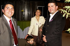 El concejal Andrés Vásquez, junto al concejal Gonzalo Torres, con su señora y uno de sus hijos. Foto: Kiko Beníitez
