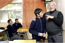 Francisco Urbina se desdobla en su trabajo como director del Instituto Chacabuco. Hace clases de matemática y eso le sirve para aconsejar a sus profesores.
