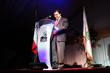 El Alcalde Olavarría iniciando su presentación.. Foto por Kiko Benítez