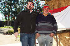 En la foto de Kiko Benítez, Roberto Hasbún junto al maestro que controló la emergencia.