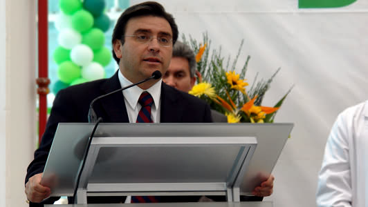 En la foto del archivos de Kiko Benítez, el alcalde Mario Olavarría durante la inauguración del supermercado Tottus de Colina. 