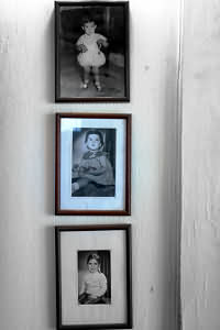 Fotos de los hermanos en la casa familiar. Alejandra al centro. 