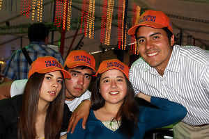 Andrés Vásquez con Nathalie Astorga, su hermana Grace, a la izquierda, y un amigo. Foto: Kiko Benítez.