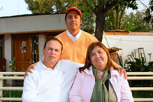 Andrés Vásquez con sus padres en el Colegio Inmaculada Concepción.  Foto: Kiko Benítez.