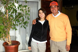 Andrés Vásquez junto a su hermana Grace en la entrada de su casa. Foto: Kiko Benítez.